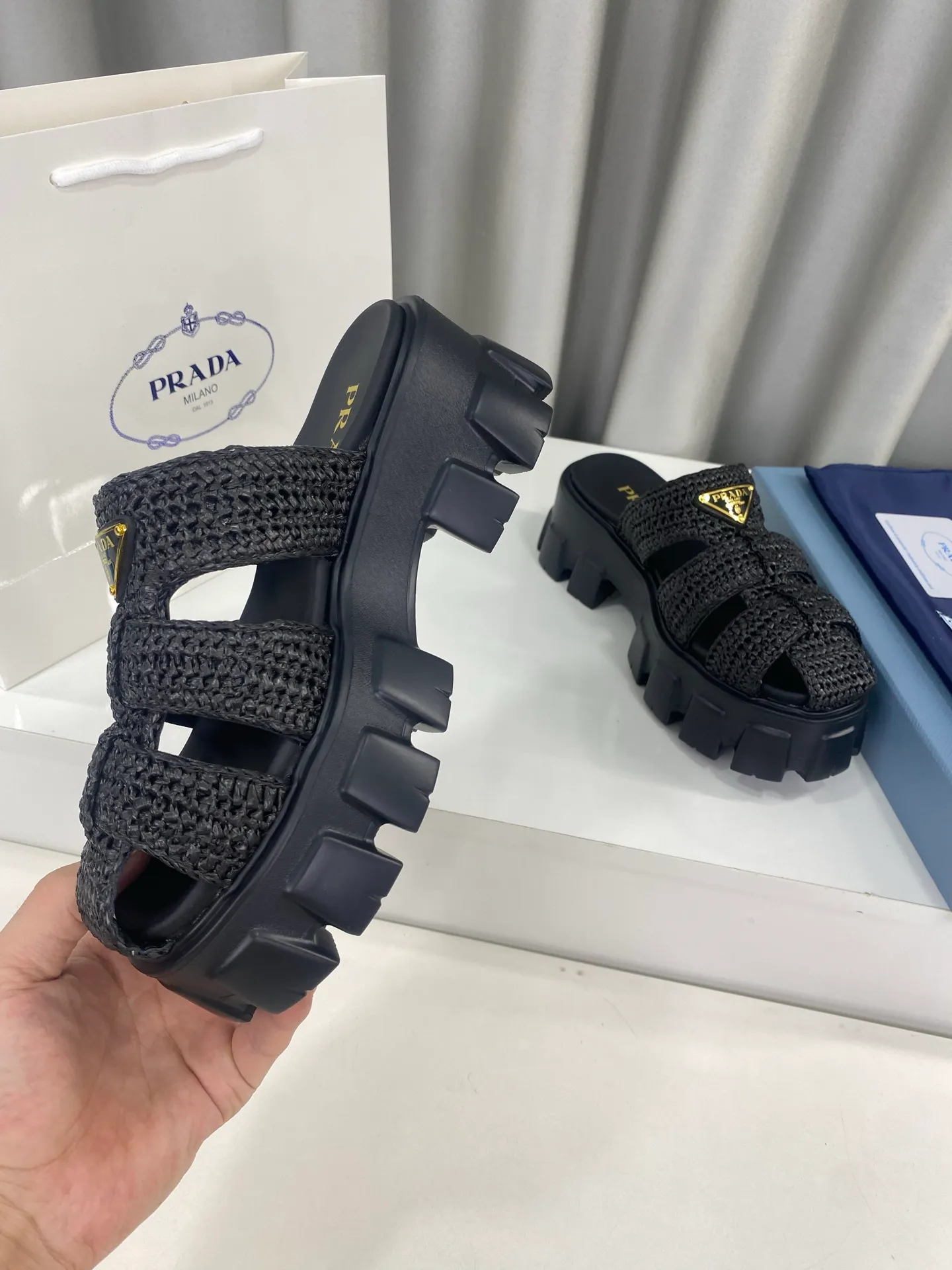 👟👟Ex-factory price 520👟👟 Prada's latest bamboo cage weaving thick-soled triangle buckle sandals☑️ Latest environmentally friendly PP material, fully hand-crocheted, just like knitting sweaters, slow work and meticulous work, retro fashionable thick-soled shoes, with woven uppers, making the whole pair of shoes light and comfortable, bright colors, satisfying various choices for fashionable people with different styles! The iconic metal triangle logo is paired with the shape of ancient beach sandals. Every design element is fashionable! Size: Women's 35-39 (34, 40, custom-made, non-returnable) Full set of counter original packaging